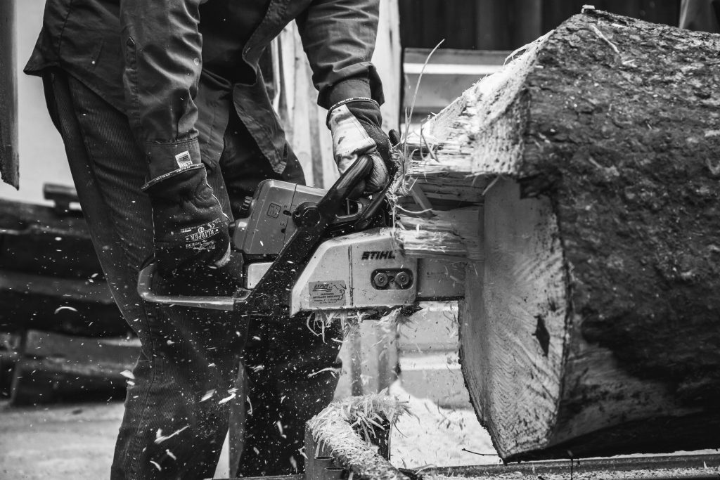 Man using chainsaw - free stock photo