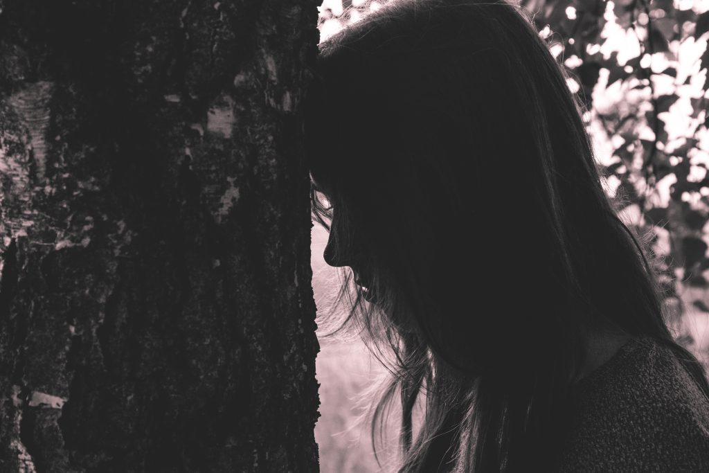 girl_leaning_against_the_tree-1024x683.j