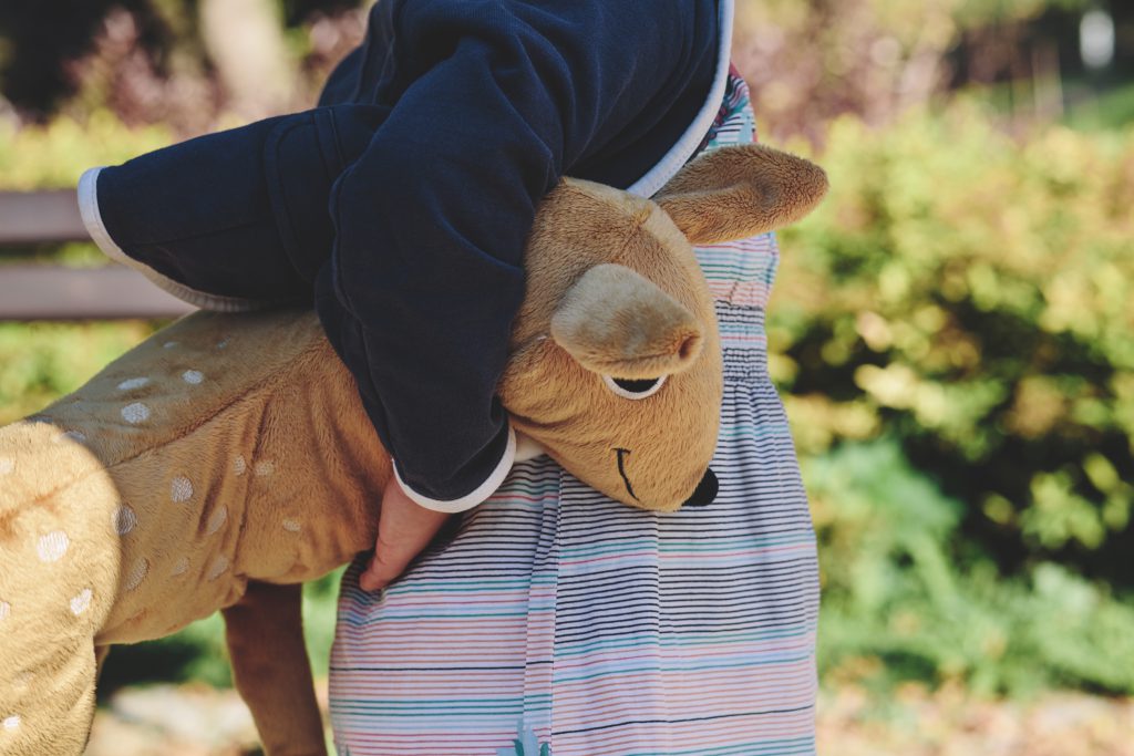 https://freestocks.org/fs/wp-content/uploads/2016/09/girl_holding_plush_bambi-1024x683.jpg