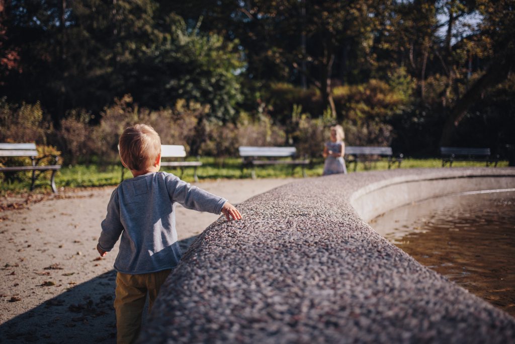 brother_and_sister_at_a_fountain-1024x683.jpg