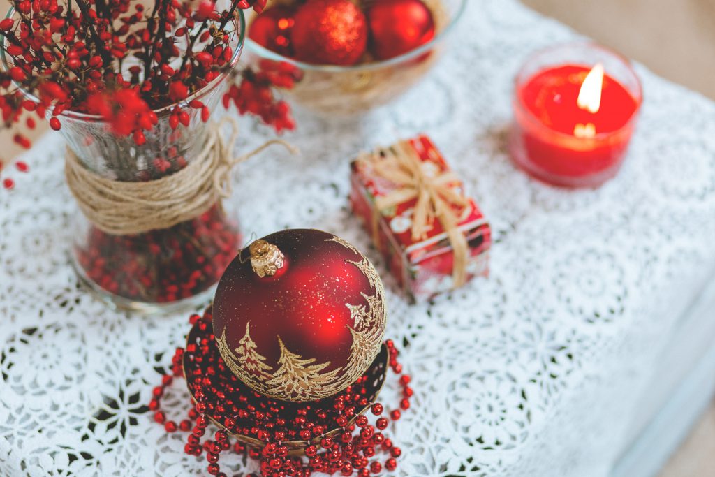 Red and white Christmas table set - free stock photo