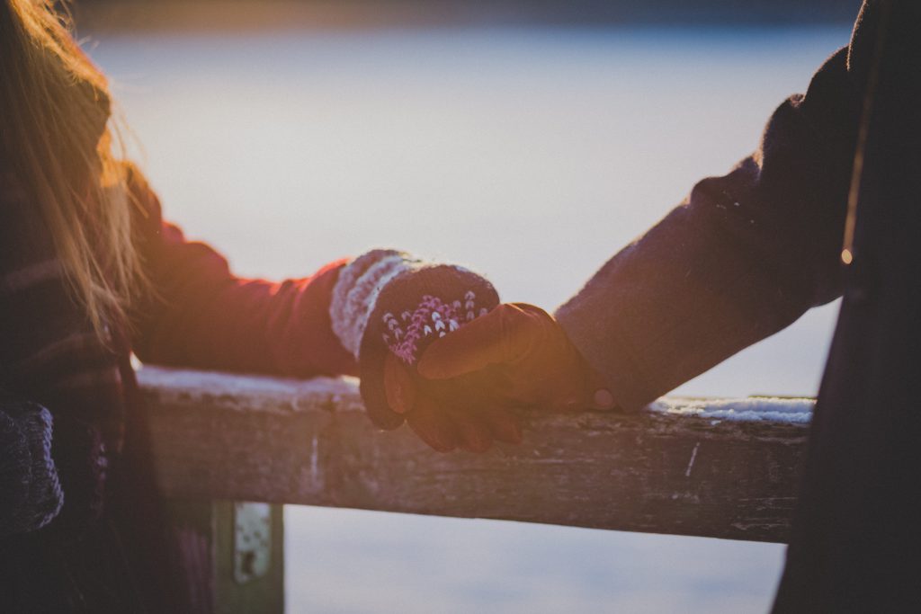 couple_holding_hands_in_winter-1024x683.