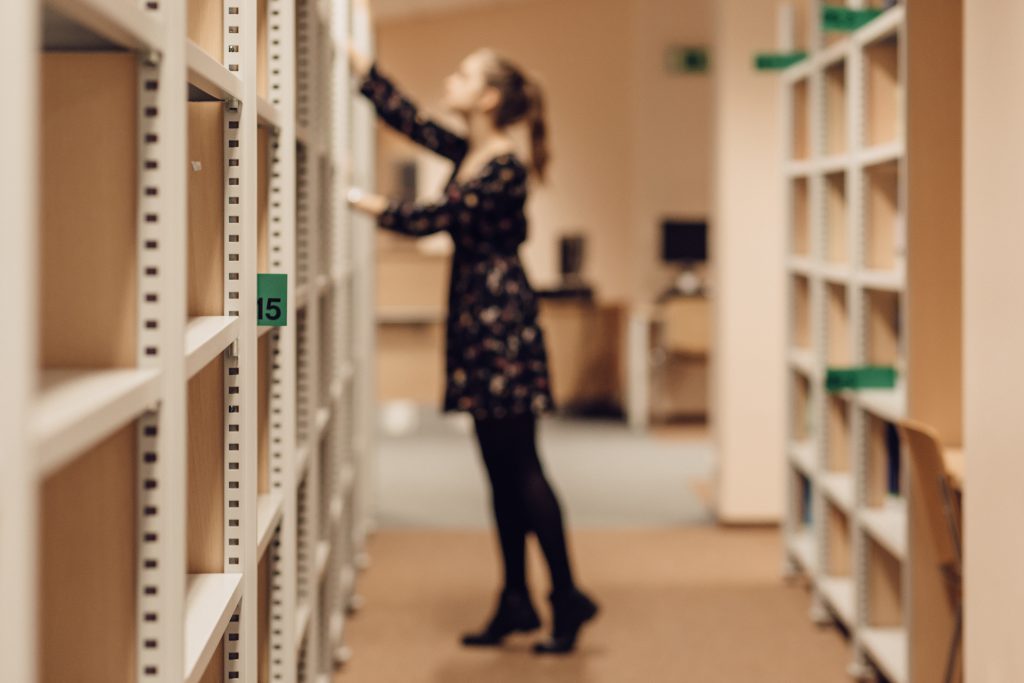 girl_in_a_library_3-1024x683.jpg