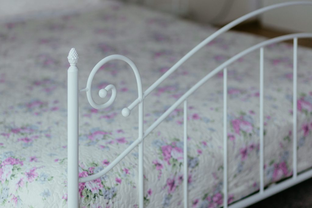 vintage_white_bed_3-1024x683.jpg