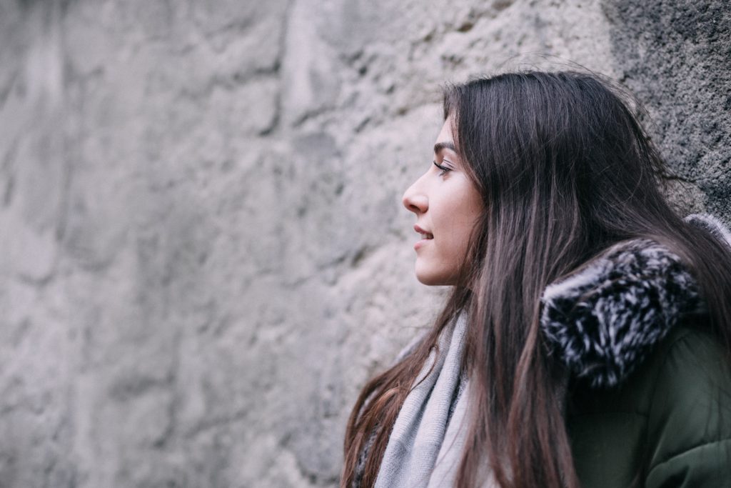 girl_leaning_against_a_wall-1024x683.jpg