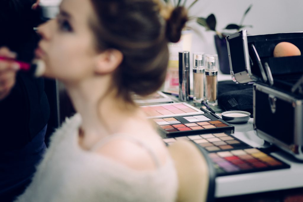 model_and_makeup_artist_at_work-1024x683