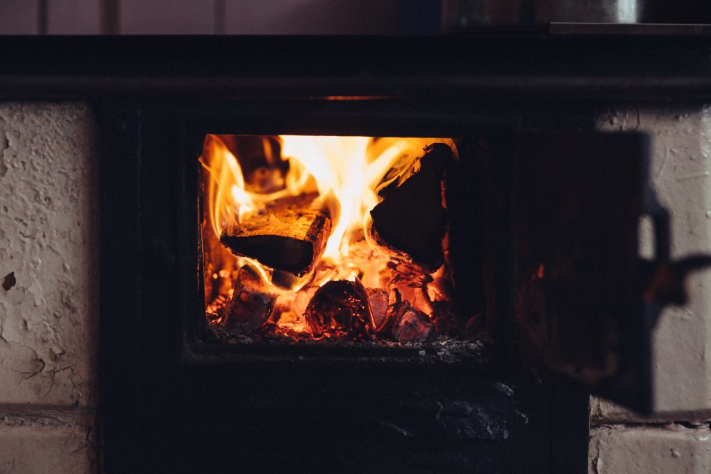 https://freestocks.org/fs/wp-content/uploads/2017/04/old_tile_kitchen_stove-1024x683.jpg