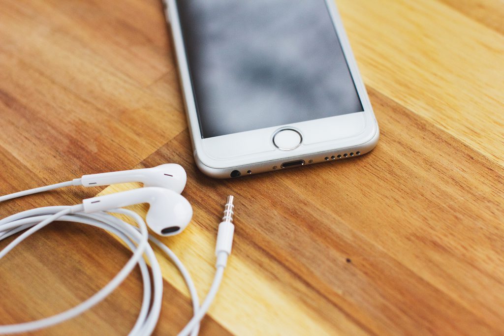 iPhone 6s with headphones 2 - free stock photo