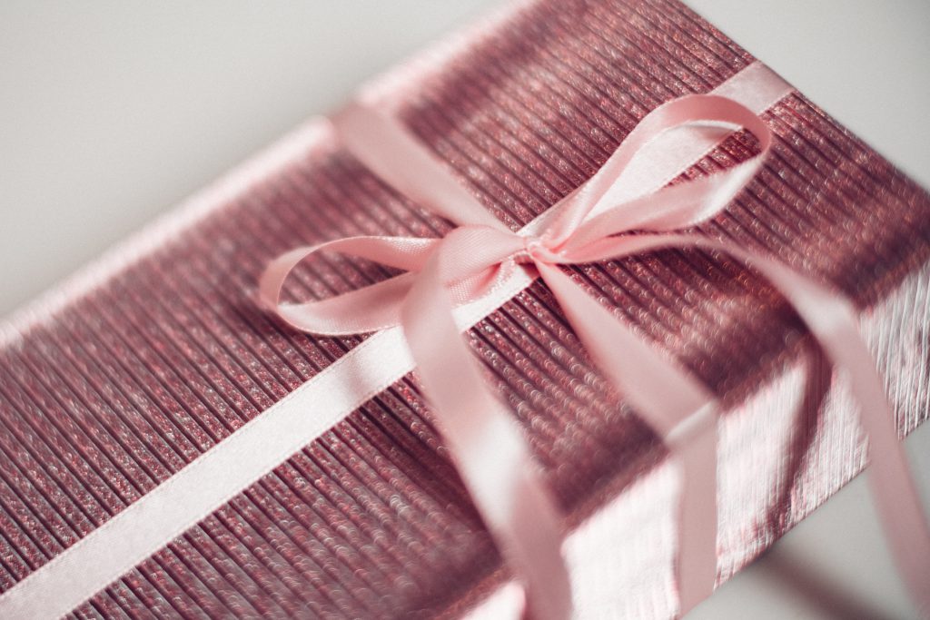 pink_christmas_gift_blurred-1024x683.jpg