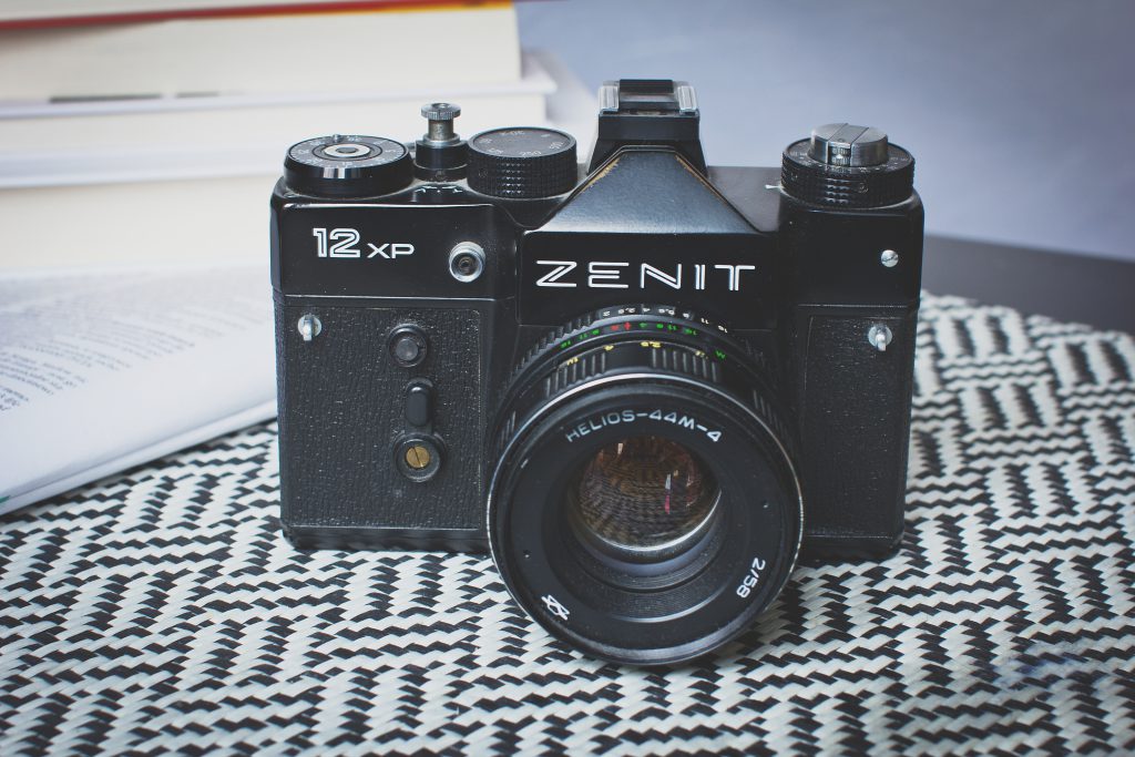 https://freestocks.org/fs/wp-content/uploads/2018/01/analog_zenit_camera_2-1024x683.jpg