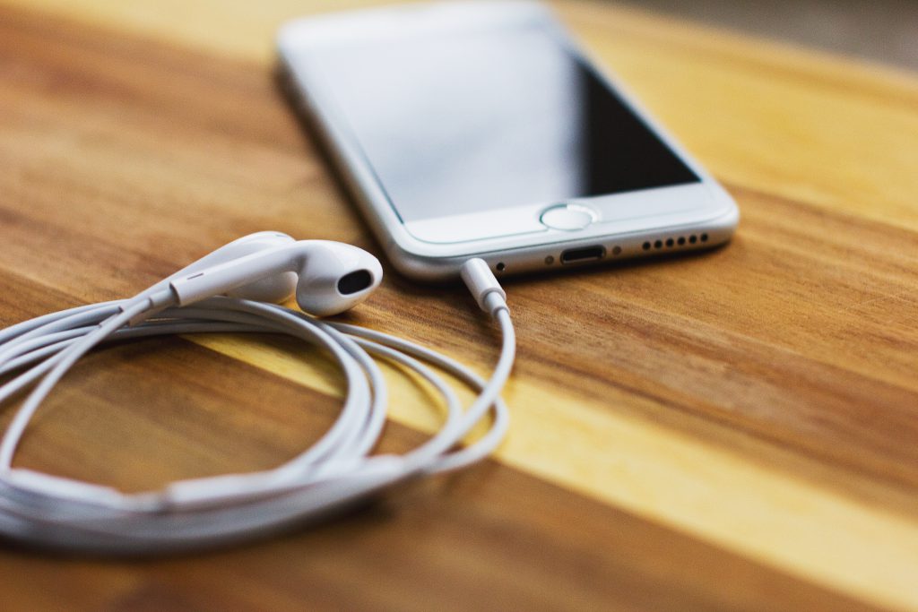 iPhone 6s with headphones 4 - free stock photo