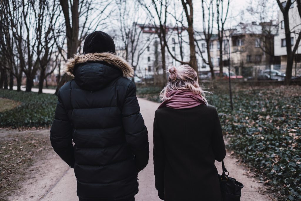 https://freestocks.org/fs/wp-content/uploads/2018/01/two_people_walking_in_the_park-1024x683.jpg