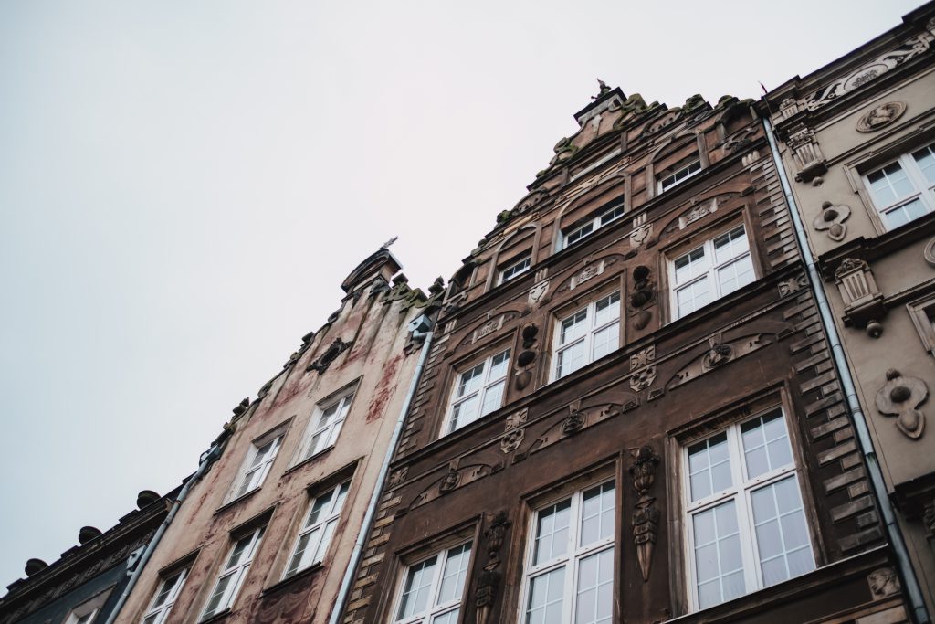 https://freestocks.org/fs/wp-content/uploads/2018/02/old_town_buildings_in_gdansk-1024x683.jpg