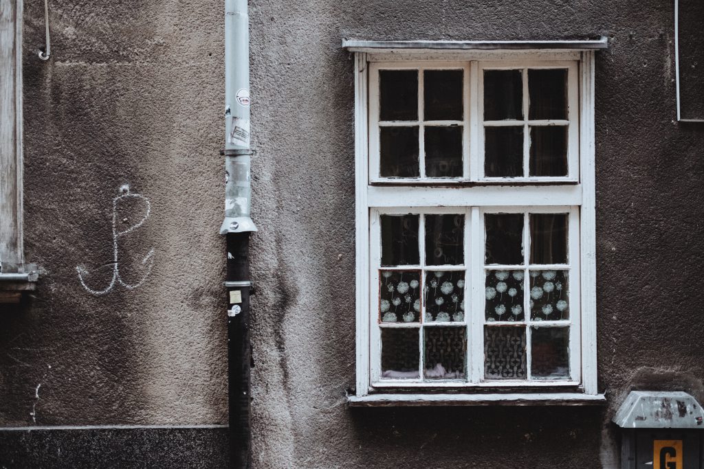 old_wooden_window_in_an_old_tenement_house-1024x683.jpg