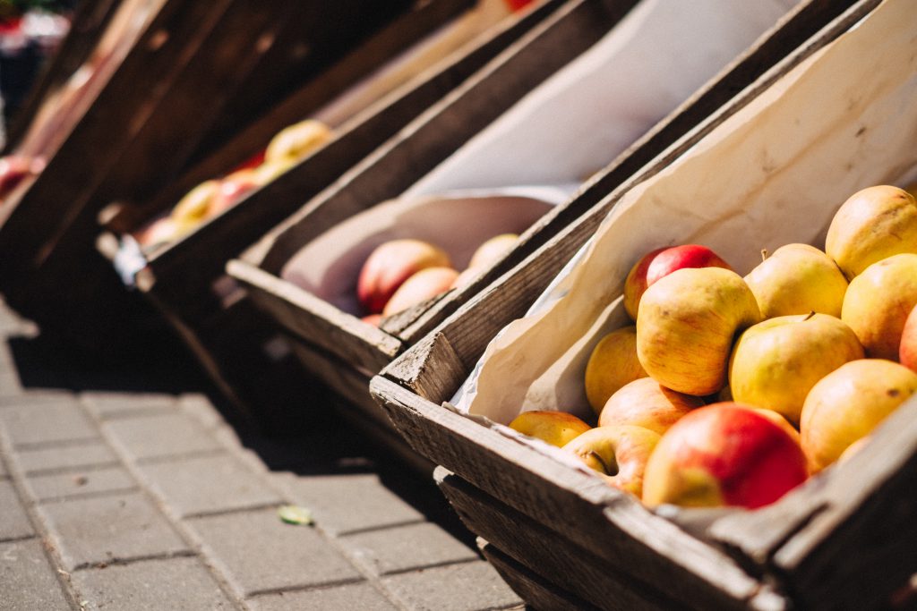 https://freestocks.org/fs/wp-content/uploads/2018/06/apples_in_wooden_boxes-1024x683.jpg