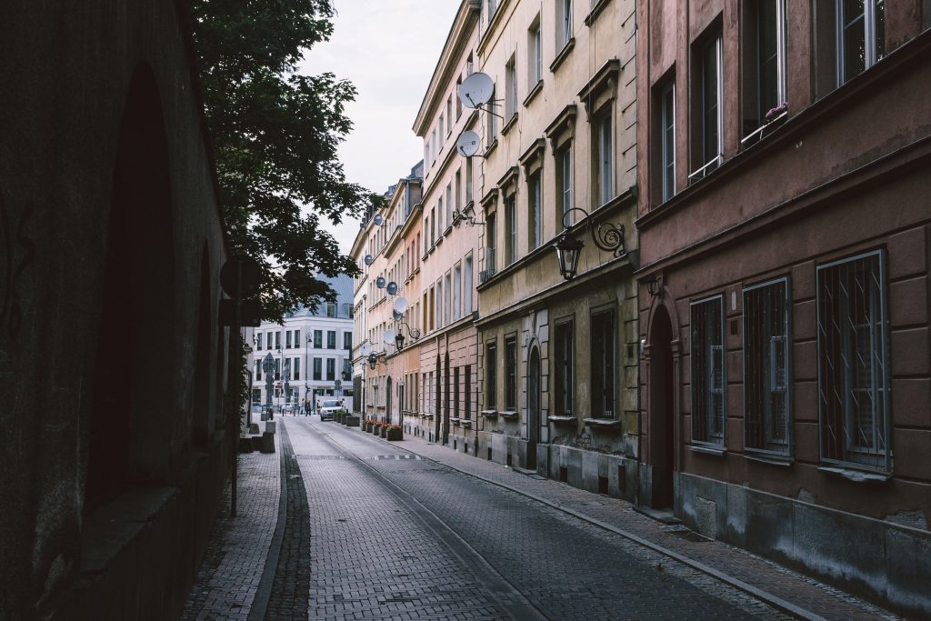 old_town_street_in_the_late_afternoon_3-