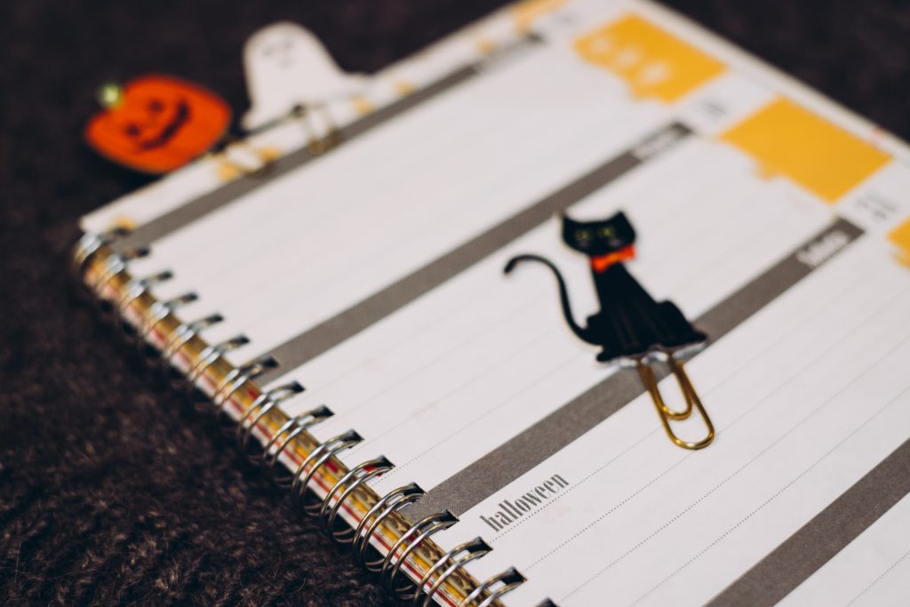 black_cat_pumpkin_and_a_ghost_paperclips_in_a_calendar-1024x683.jpg