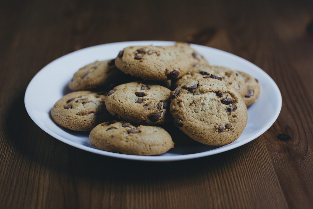 chocolate_chip_cookies_on_a_plate_2-1024