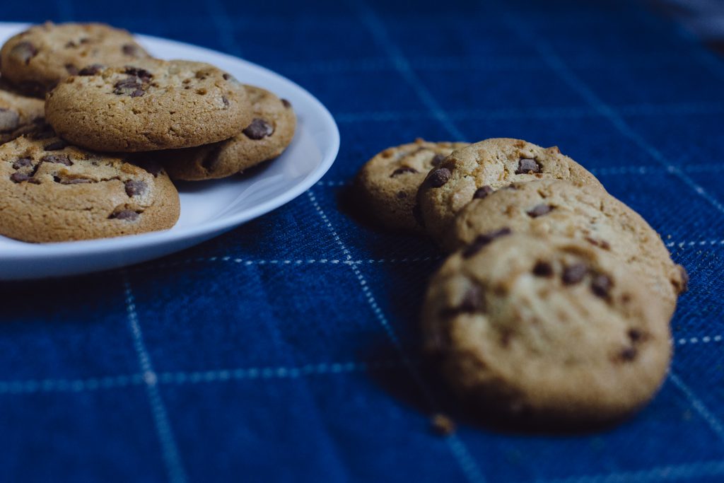 chocolate_chip_cookies_on_a_plate_6-1024