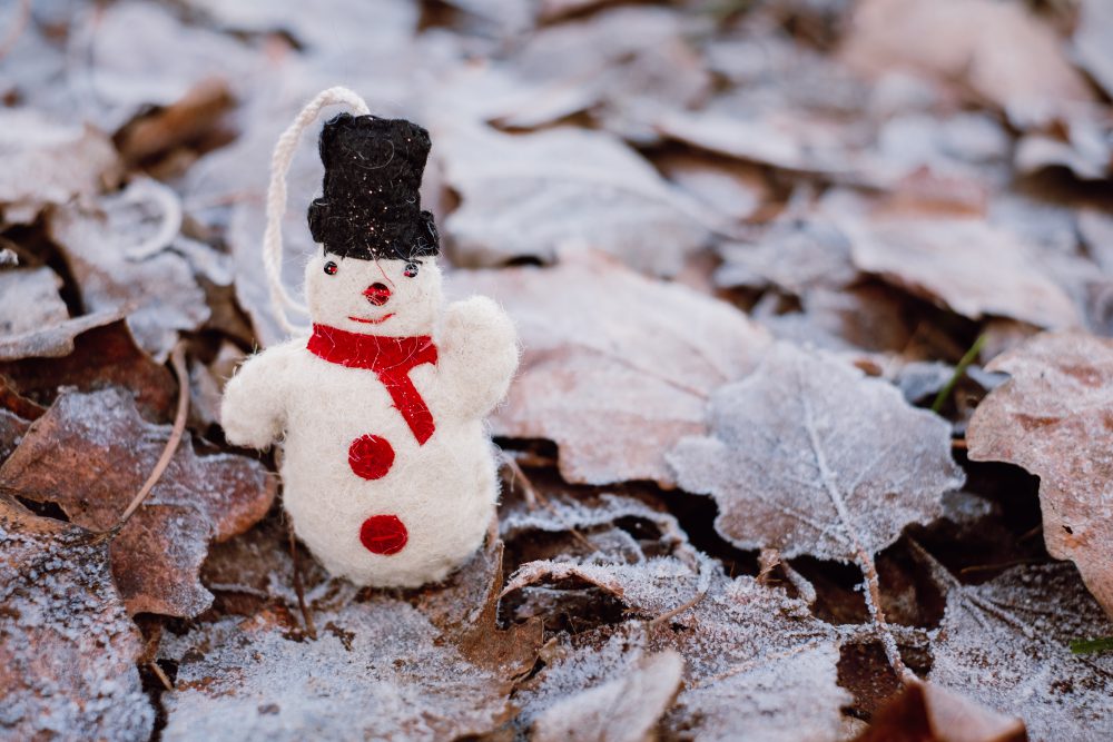 felted_snowman_on_frosted_leaves_6-1000x