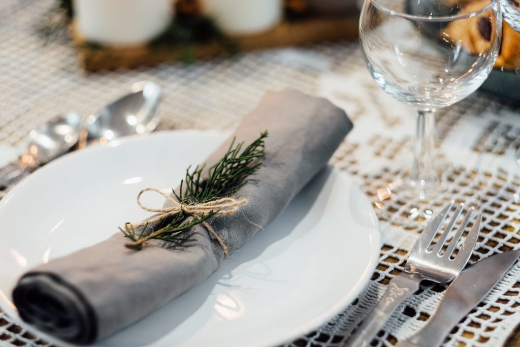 linen_napkin_decorated_with_a_conifer_twig_2-scaled-1024x683.jpg