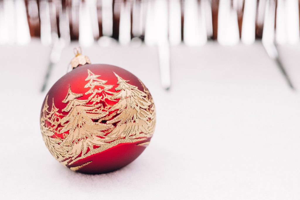 red_and_gold_christmas_bauble-scaled-1024x683.jpg