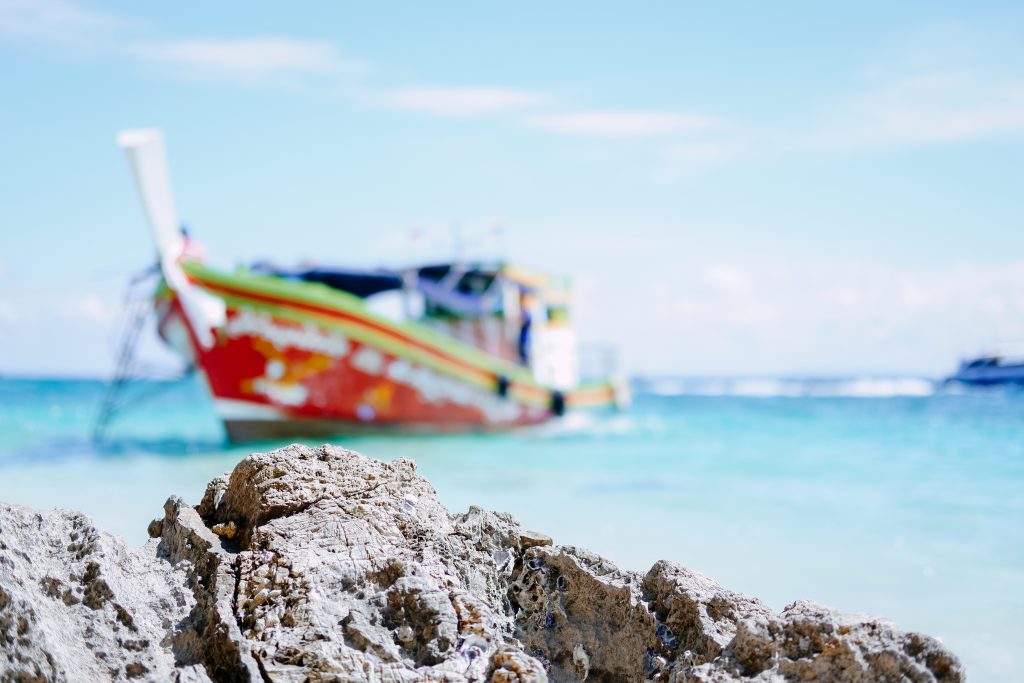 blurry_boat_at_the_beach_in_thailand-102