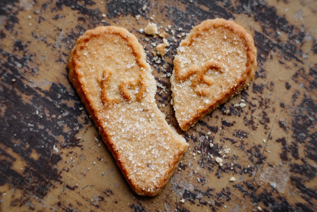 Broken heart-shaped cookie -  - Free stock photo