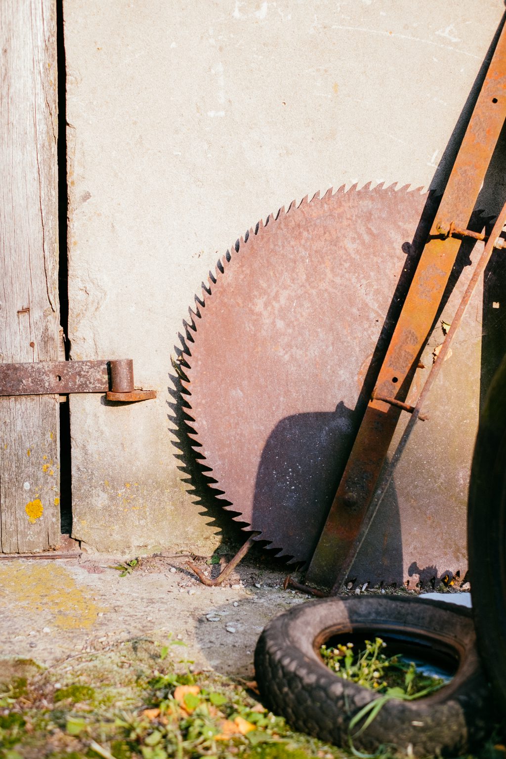 Old rusty saw blade - free stock photo