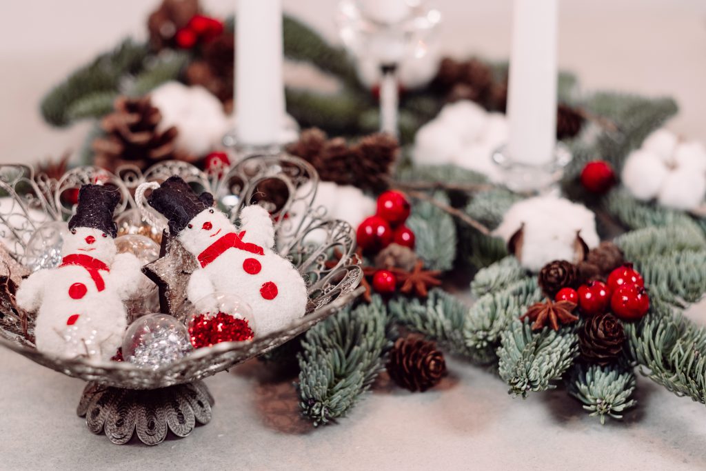 christmas_spruce_decoration_with_candles_and_snowmen_2-1024x683.jpg