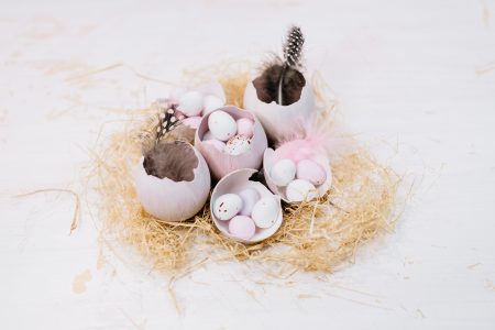 Egg shells Easter table decoration - free stock photo