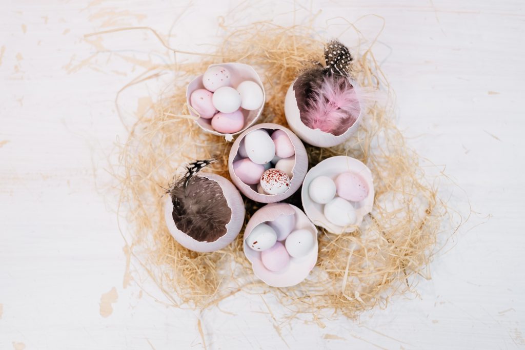 Egg shells Easter table decoration 2 - free stock photo