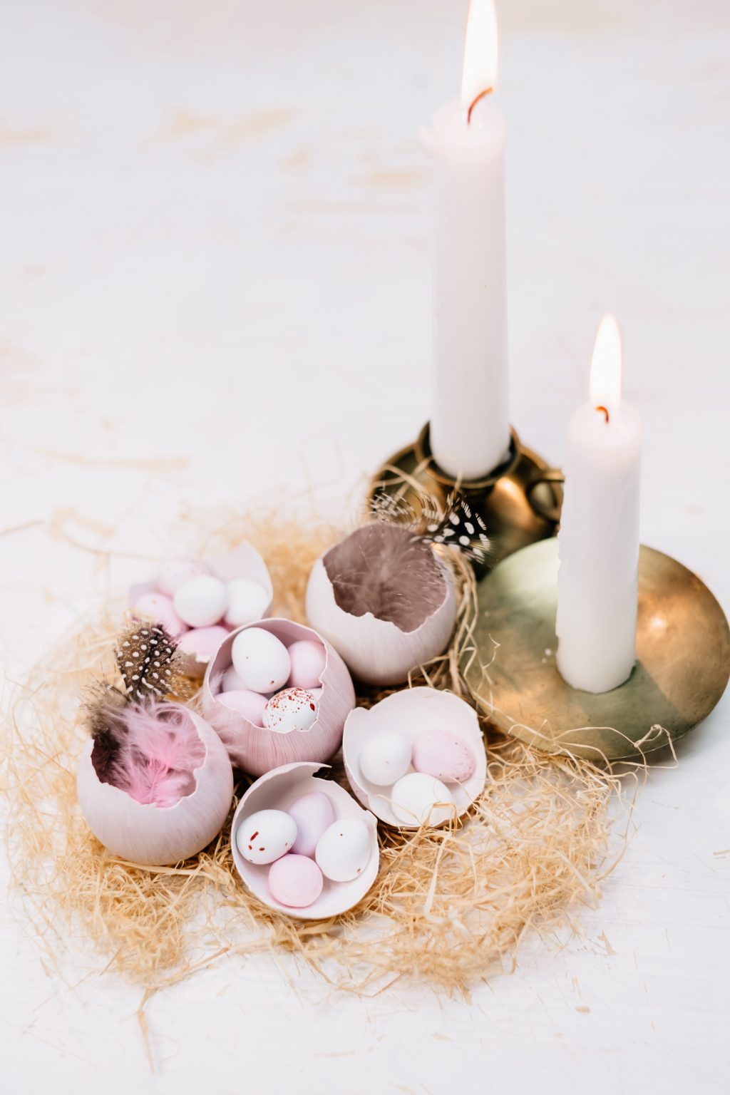 Egg shells Easter table decoration with candles - free stock photo