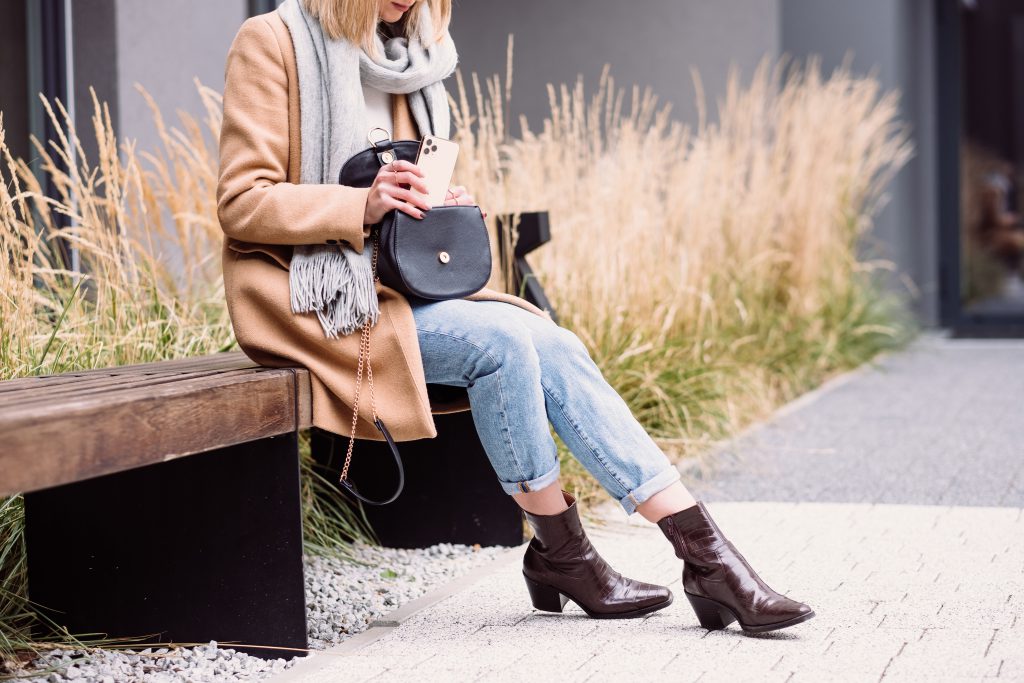 https://freestocks.org/fs/wp-content/uploads/2021/10/female_looking_for_something_in_her_purse_on_an_autumn_day-1024x683.jpg