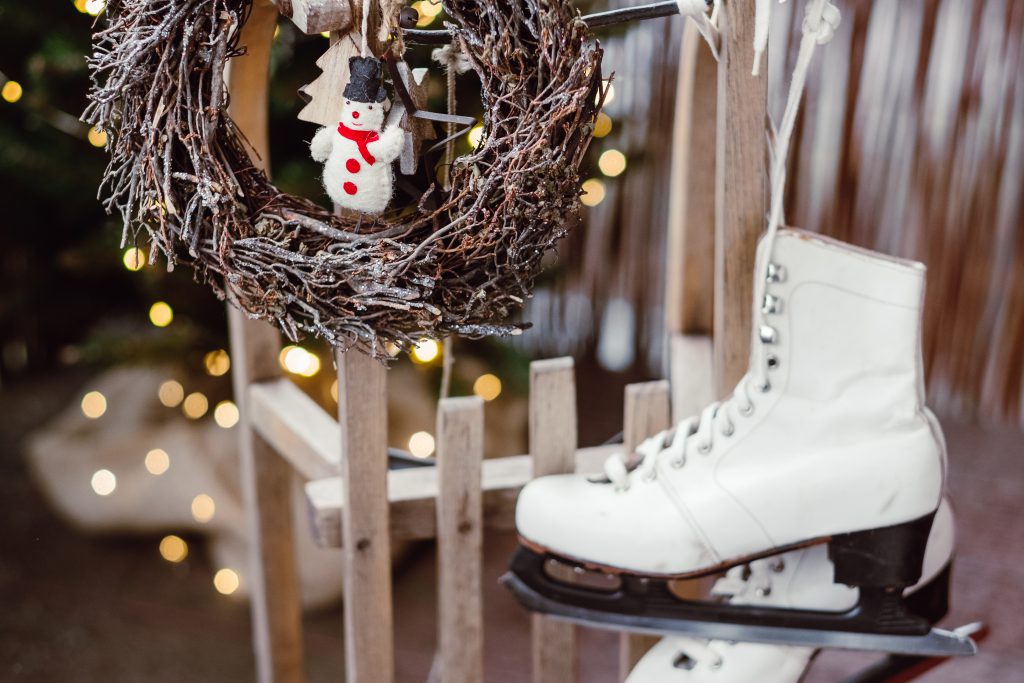 christmas_wreath_and_vintage_ice_skates_