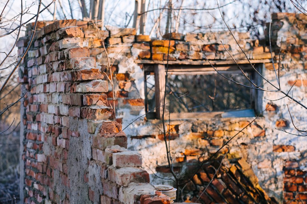 Damaged old house ruins - free stock photo