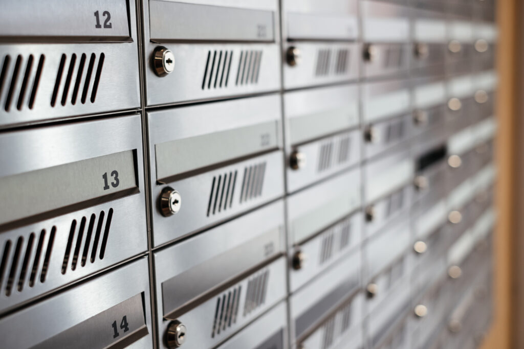 residential_building_multiple_mailbox_un