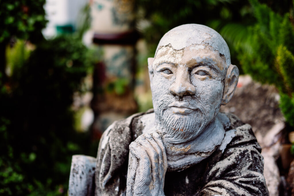 stone_monk_statue_at_the_buddhist_tample